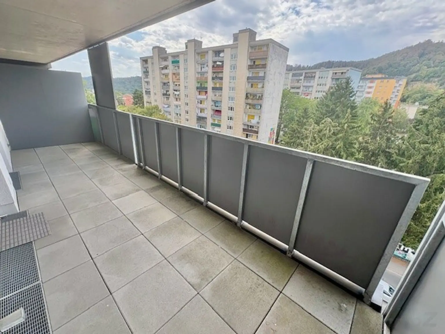 ... und Ausgang auf die geräumige W-Terrasse