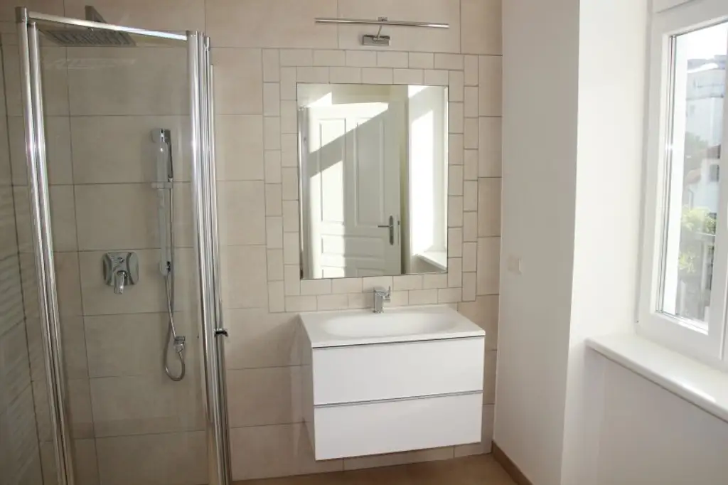 GRÜNRUHELAGE KORNEUBURG, NAHE HAUPTPLATZ: MODERN WOHNEN IM REVITALISIERTEN STILALTBAU!!