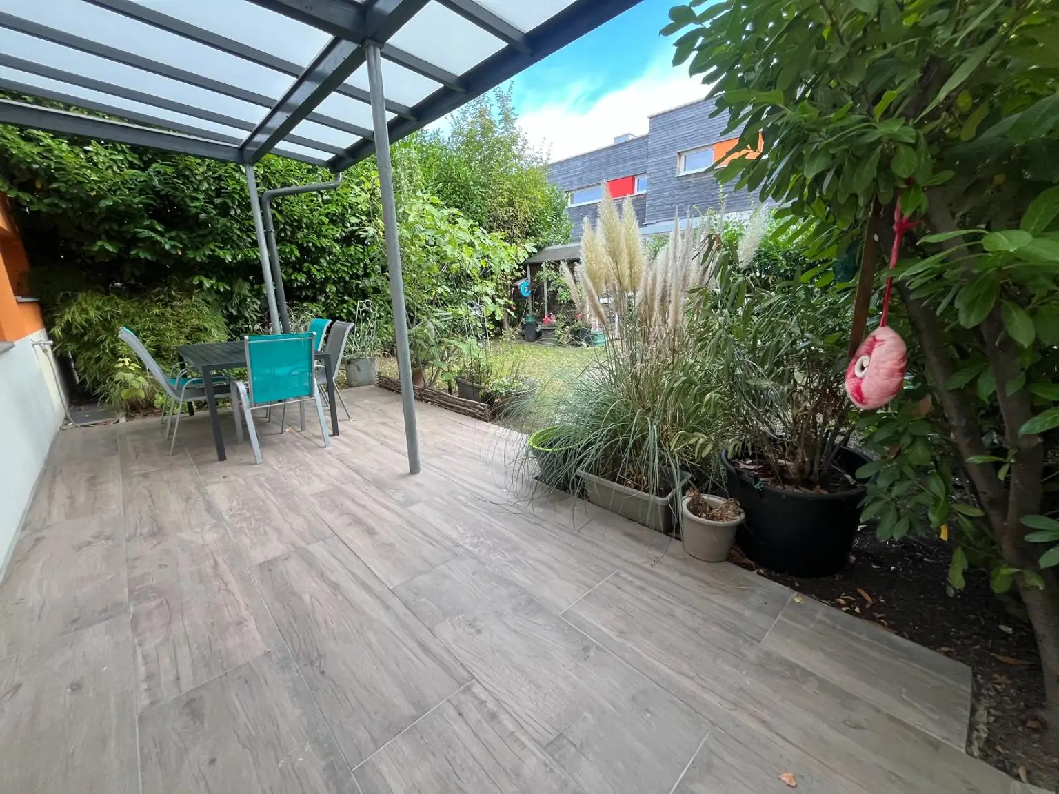 Modernisiertes wunderschönes Reihenhaus mit überdachter Terrasse und Garten