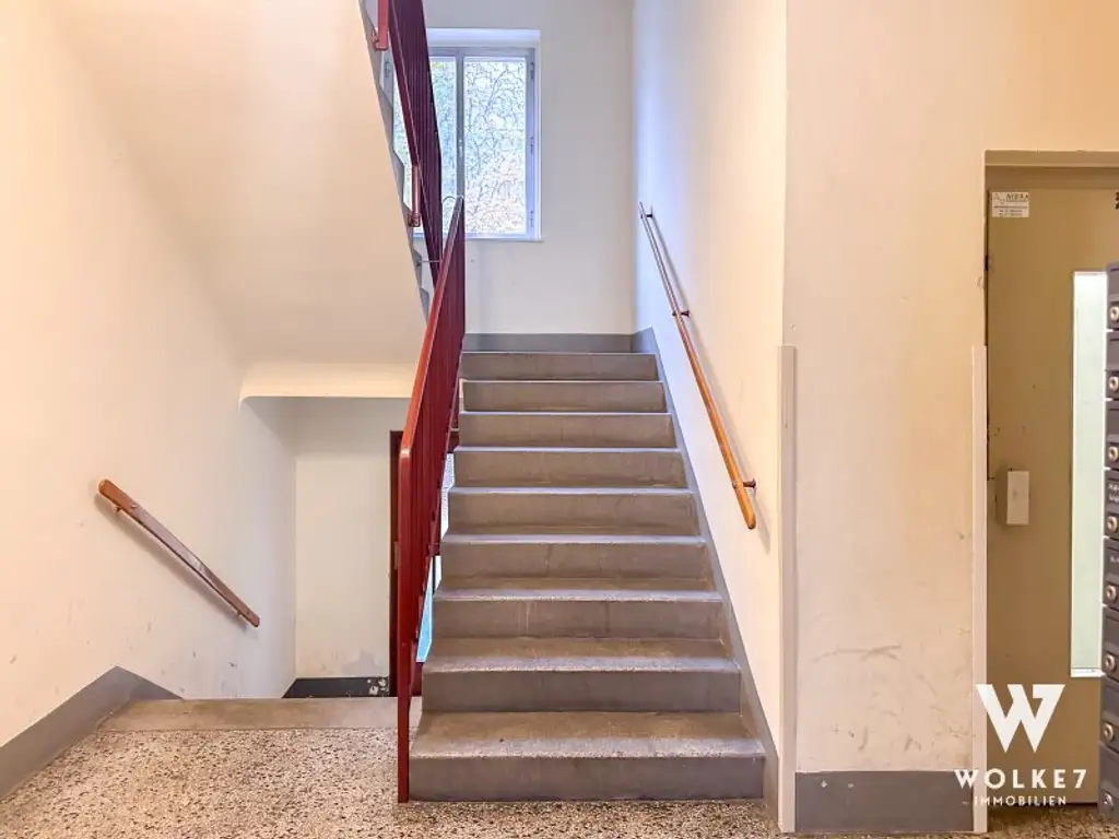 Sonnige Dachgeschosswohnung am Keplerplatz – Top Lage U1