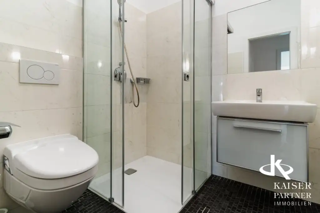 Neurenovierte 6-Zimmer-Wohnung mit  Terrasse in den Garten, Balkonen und Grünblick!