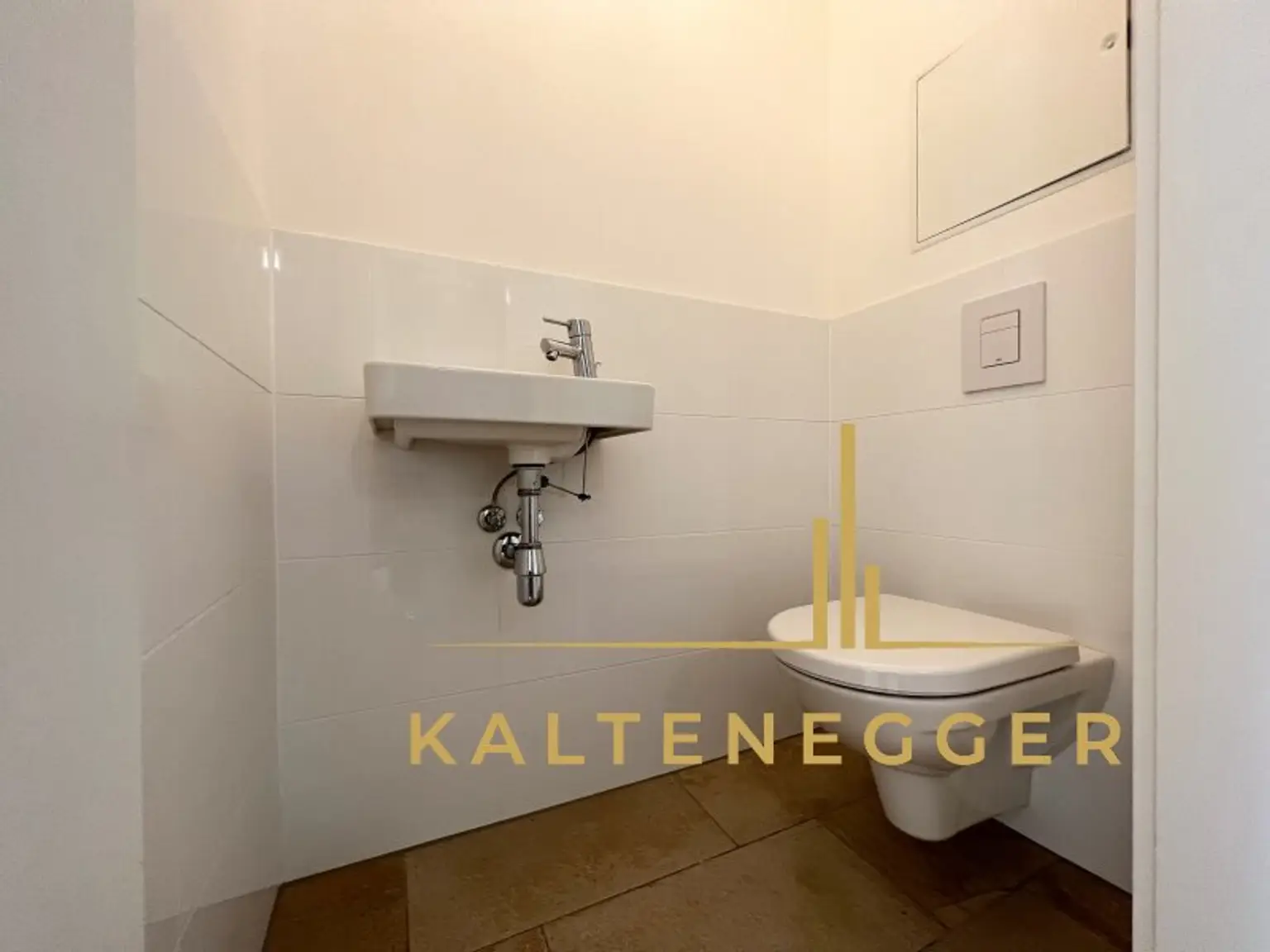 WC separat mit Handwaschbecken