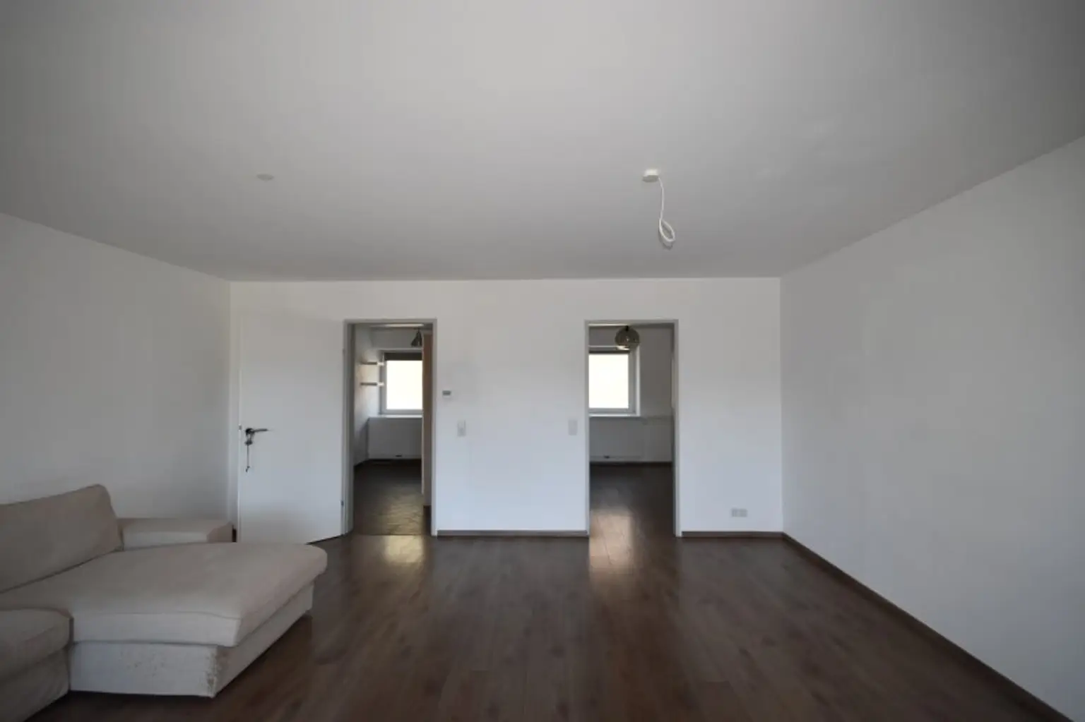 Wohnzimmer - Moderne und geräumige 2 Zimmer Wohnung mit großem Balkon Miete Grödig Salzburg