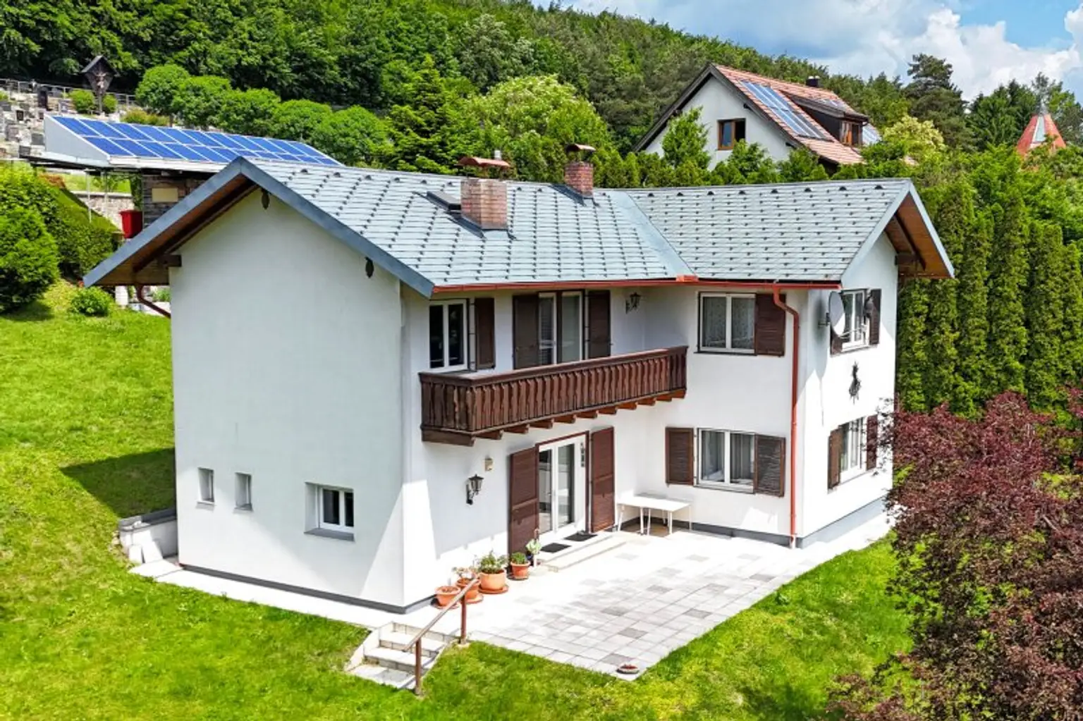 Toplage mit Weitblick: Einfamilienhaus mit großem, erweiterbarem Grundstück