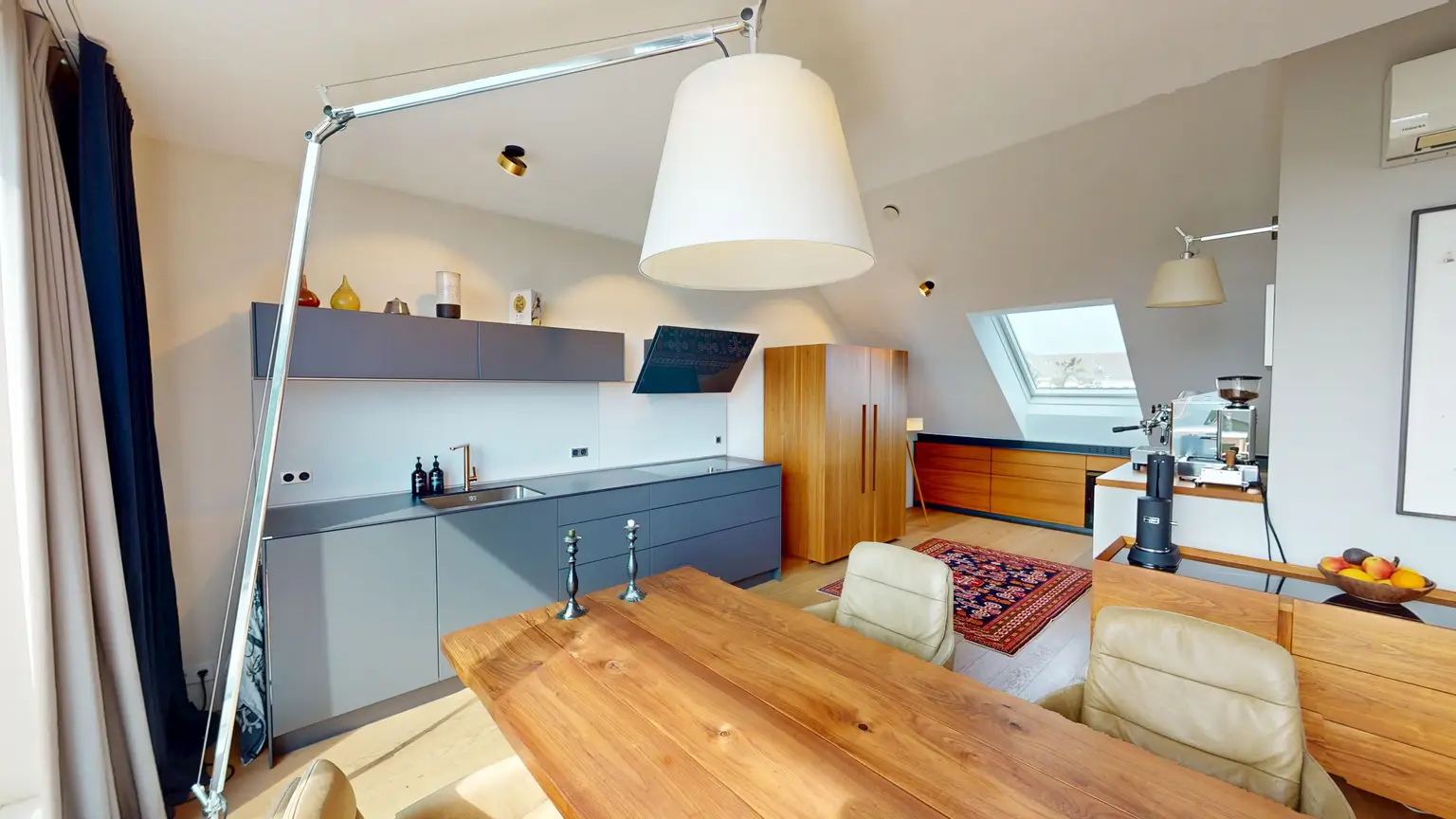 Cottageviertel I Traumhafte Dachwohnung im Jugendstil-Palais I Garagenplatz