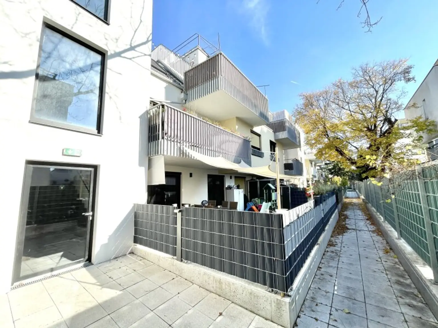 *Goldener Hirsch – Stilvolle 2-Zimmer-Wohnung mit Terrasse & Garten in der Ziedlergasse, 23. Bezirk*