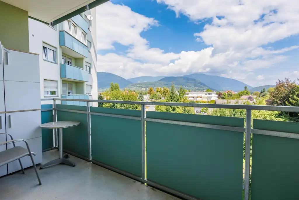 Komfortable 3-Zimmer-Wohnung mit Balkon, Tiefgarage und Klimaanlage