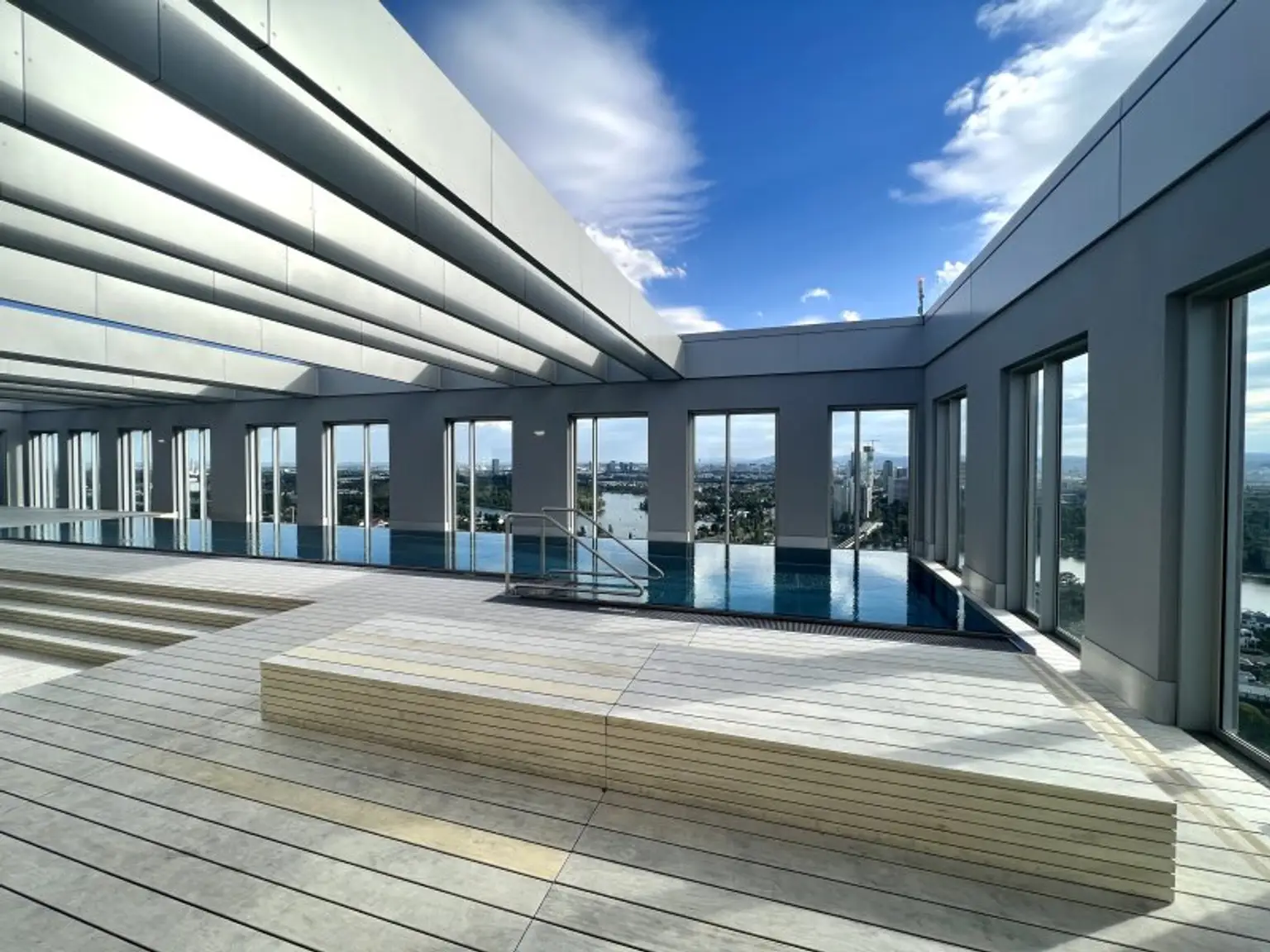 U-Bahn U1 Kagran - Sauna - Loggia - Fitnessraum - Deckenkühlung - Pool am Dach