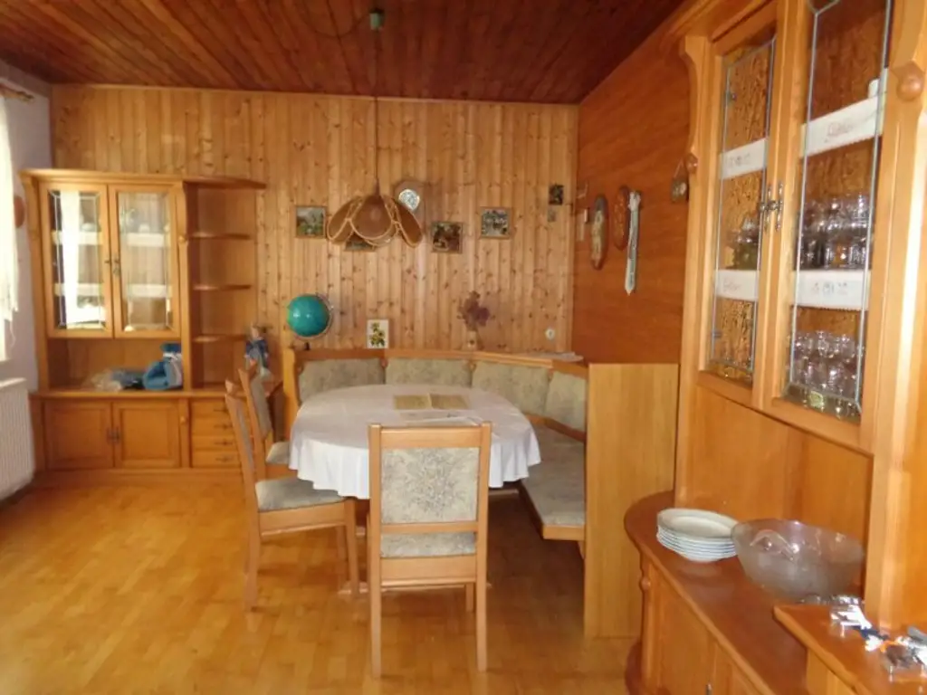 Zistersdorf/ A5 -Nähe: Wohnhaus mit Garten und Garage in absoluter Ruhelage
