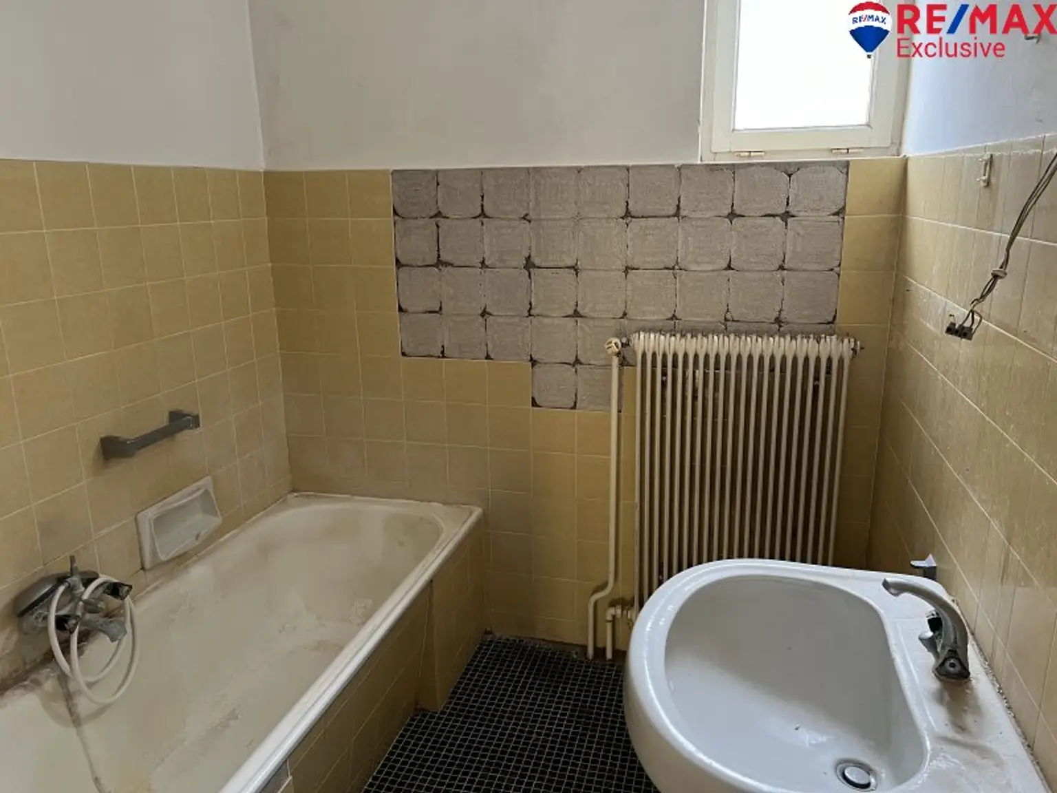 Der Hohen Wand und dem Schneeberg so nah! Sanierungsbedürftiges Einfamilienhaus mit Garten und Garage!