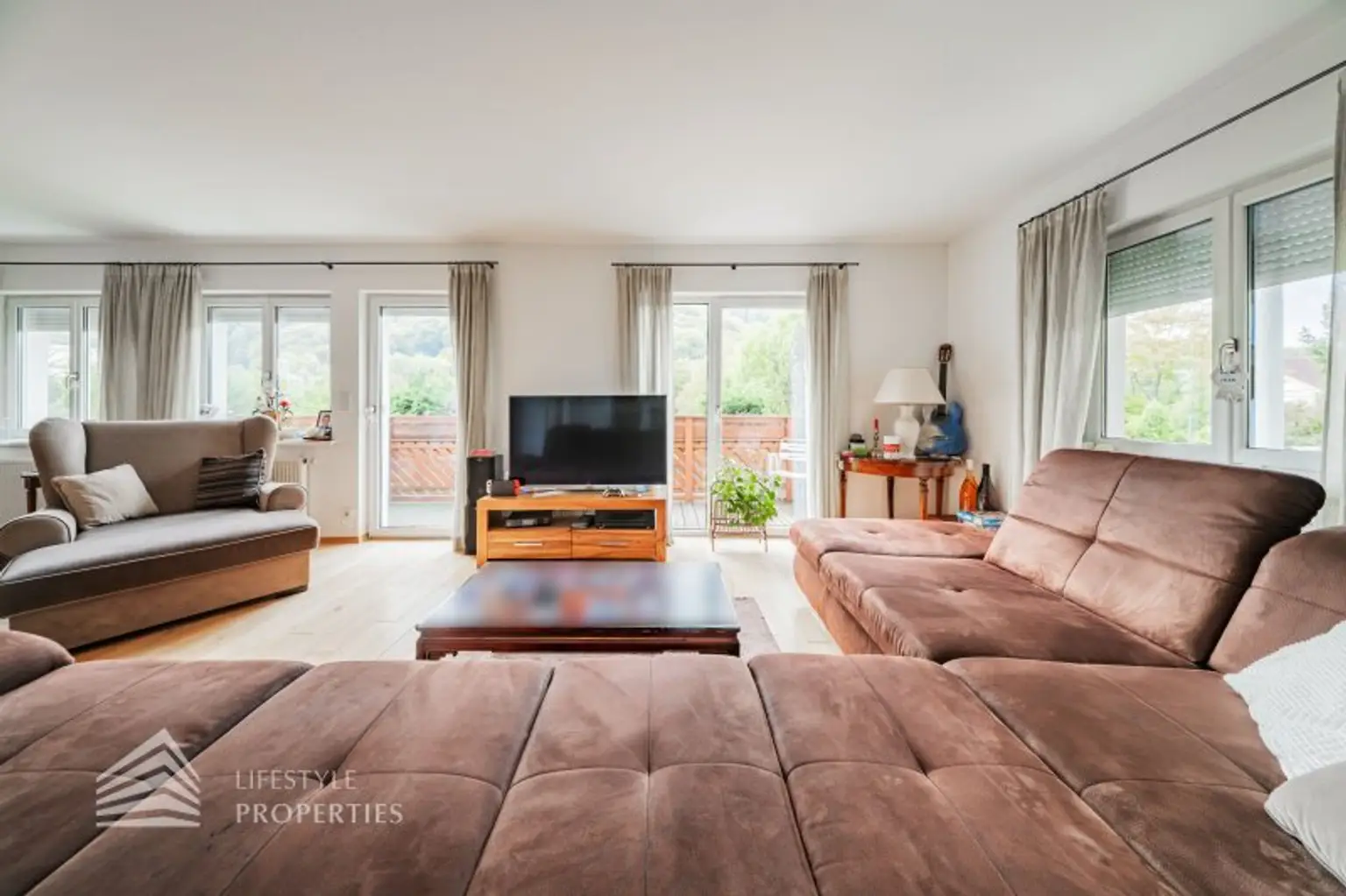 Luxuriöse Villa im Wienerwald – Beheizter Salzwasserpool, Gartenparadies & Premium-Parkmöglichkeiten
