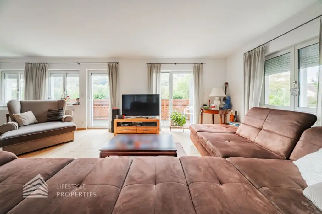 Luxuriöse Villa im Wienerwald – Beheizter Salzwasserpool, Gartenparadies & Premium-Parkmöglichkeiten