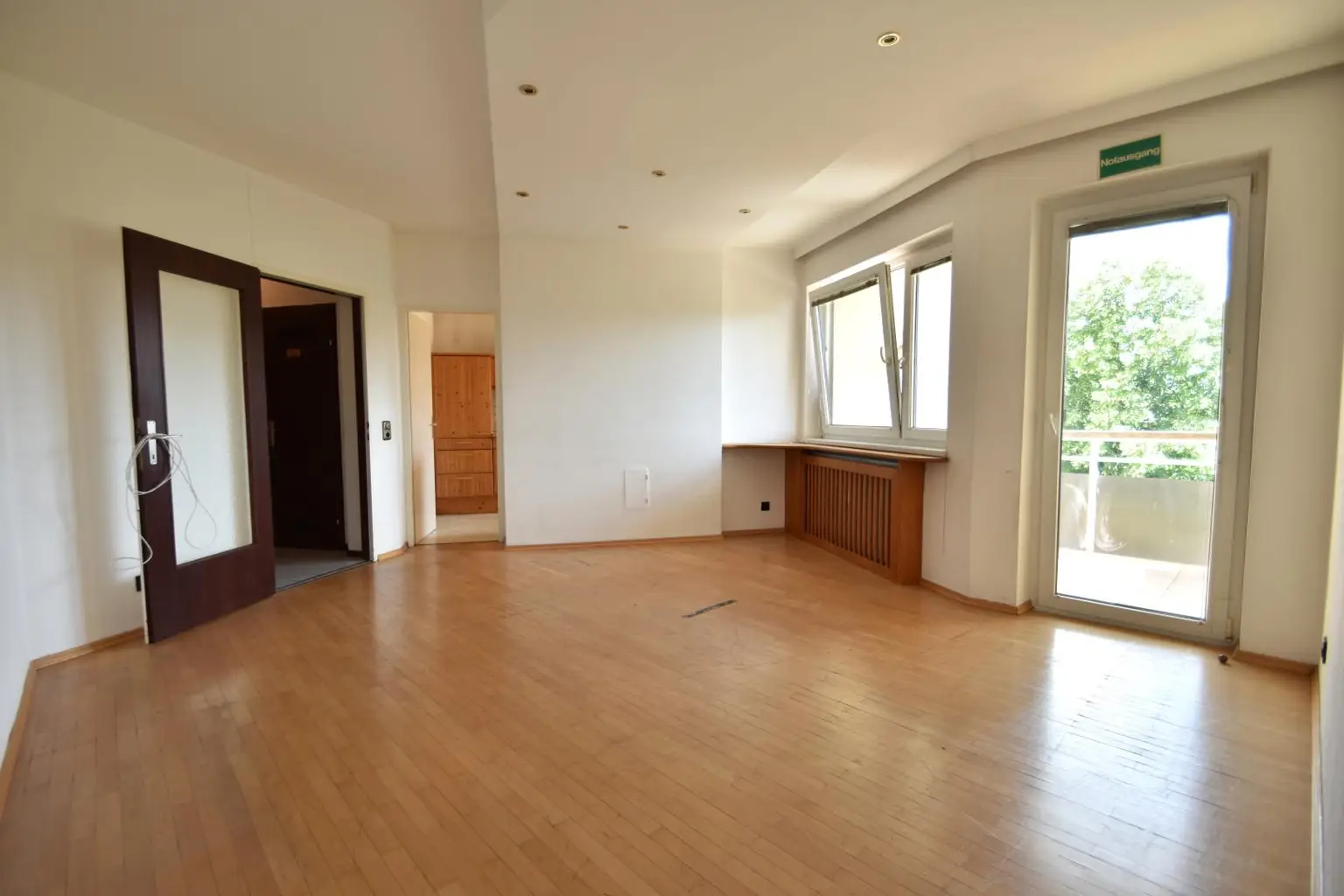 Geräumige 4 Zimmer Wohnung mit Loggia und Garagenstellplatz!