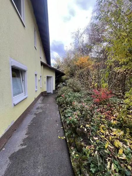WIESING - Sonnige, sehr gut eingeteilte 3 Zi.-Mietwohnung mit Terrasse und kleinem Garten