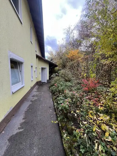 WIESING - Sonnige, sehr gut eingeteilte 3 Zi.-Mietwohnung mit Terrasse und kleinem Garten