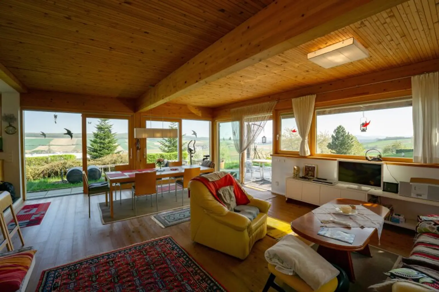 Wohnbereich mit Ausgang auf die Gartenterrasse