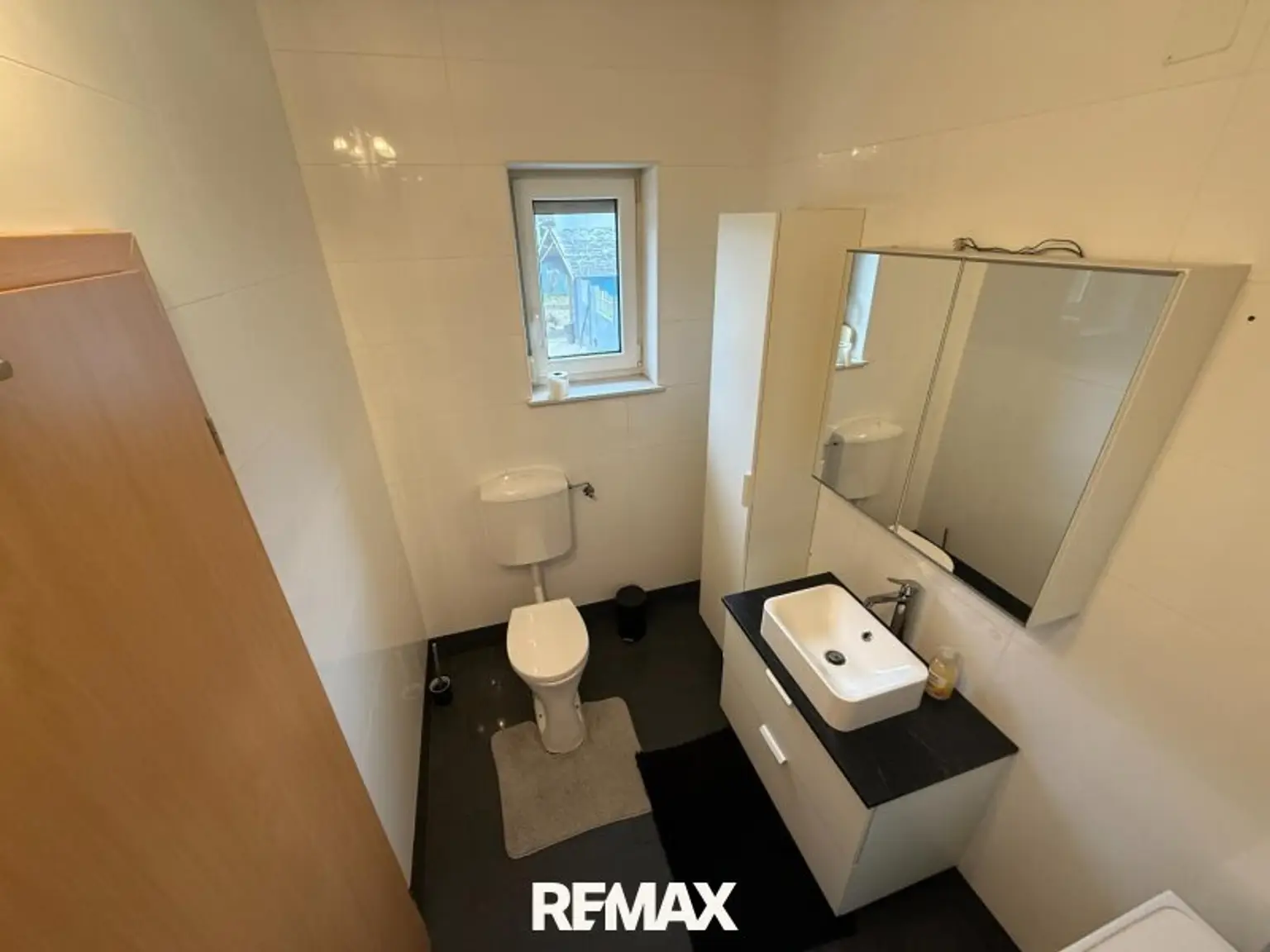 Bad mit Dusche, WC und Waschmaschinenanschluss