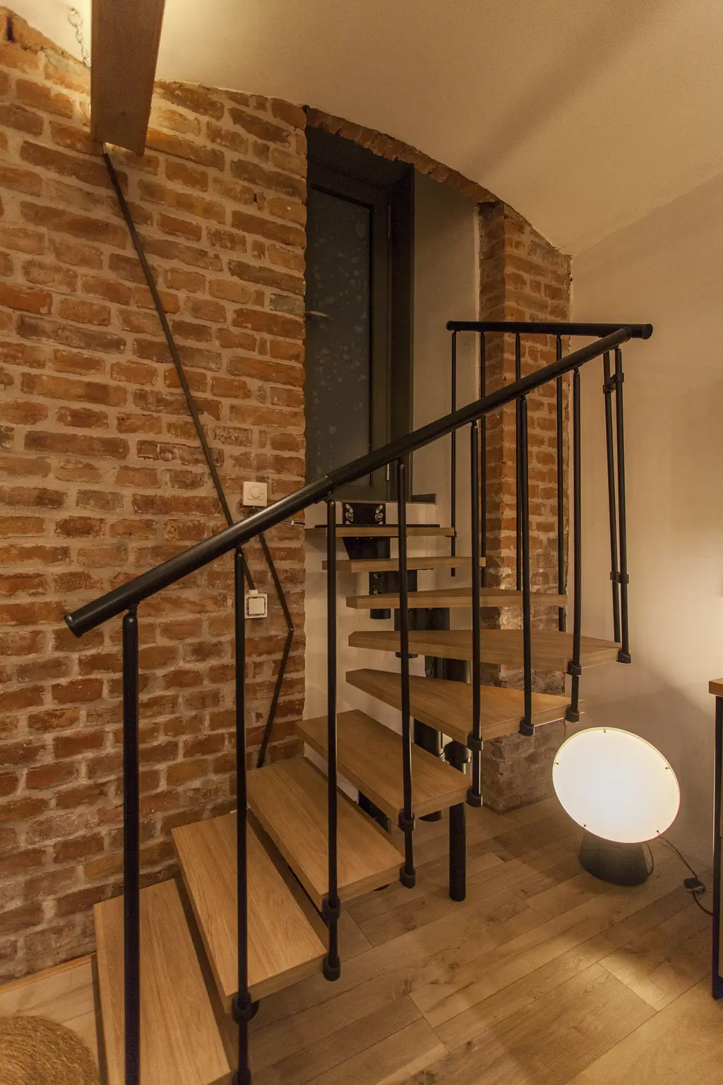 Moderne Souterrain Loft im Altbaustil ~ Kompakt eingerichtet ~ AKH Nähe ~ Gute öffentliche Anbindungen
