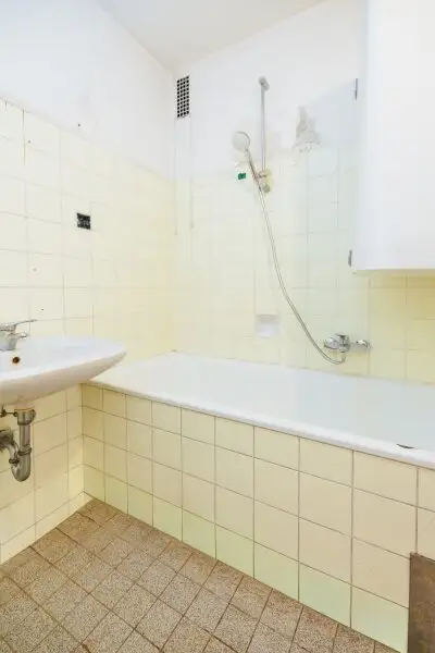 GEIDORF I UNSANIERTER WOHNJUWEL I RUHIGE LAGE MIT GRÜNBLICK I HOHE RÄUME I ALTBAUCHARME MIT PARKETT I BAD MIT  BADEWANNE I PROJEKT WOHNEN