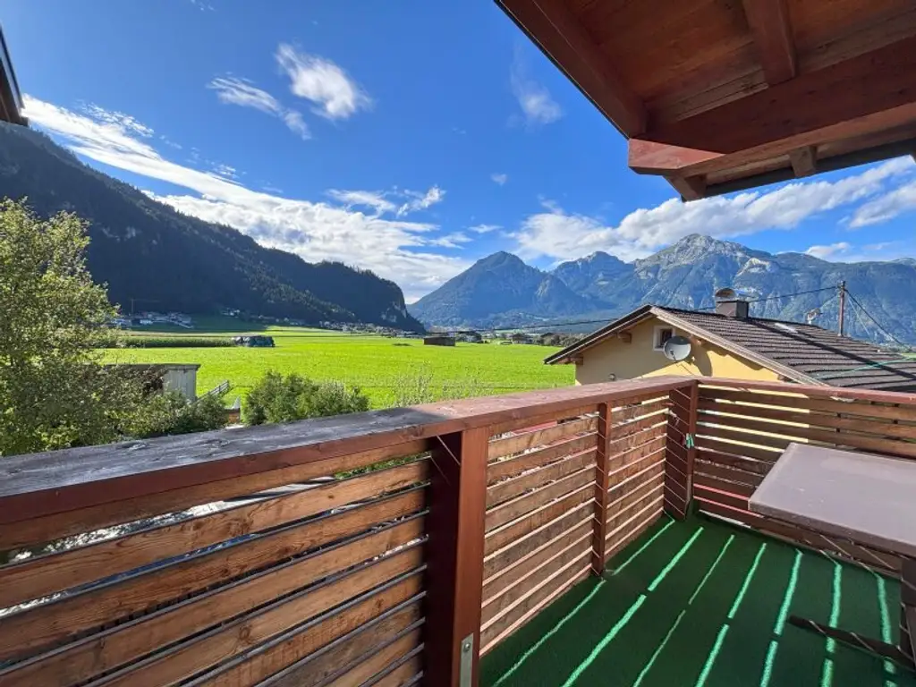 Schlitters: Kernsanierte Dachgeschosswohnung mit Südbalkon, Garten und traumhafter Aussicht