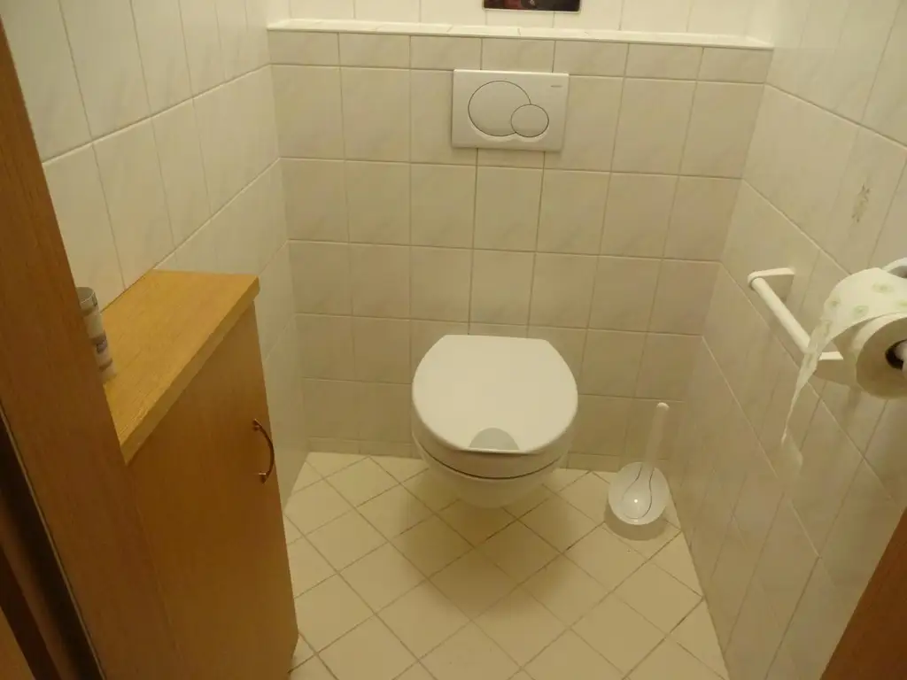 MÖBLIERTE ZWEI ZIMMER WOHNUNG IM 10TEN!
