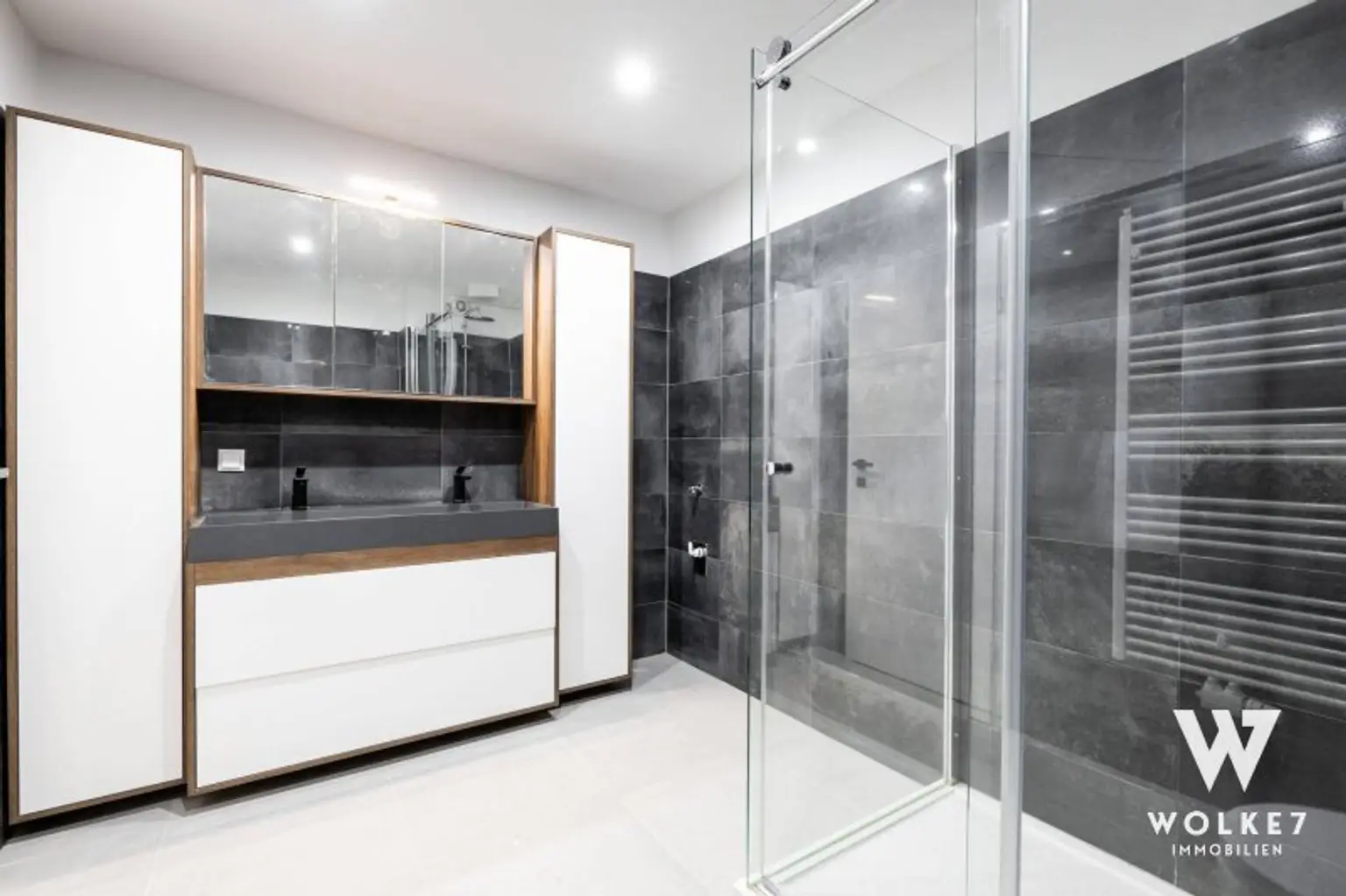 Erstbezug nach Renovierung! 3 Zimmer Wohnung mit Balkon und Lift