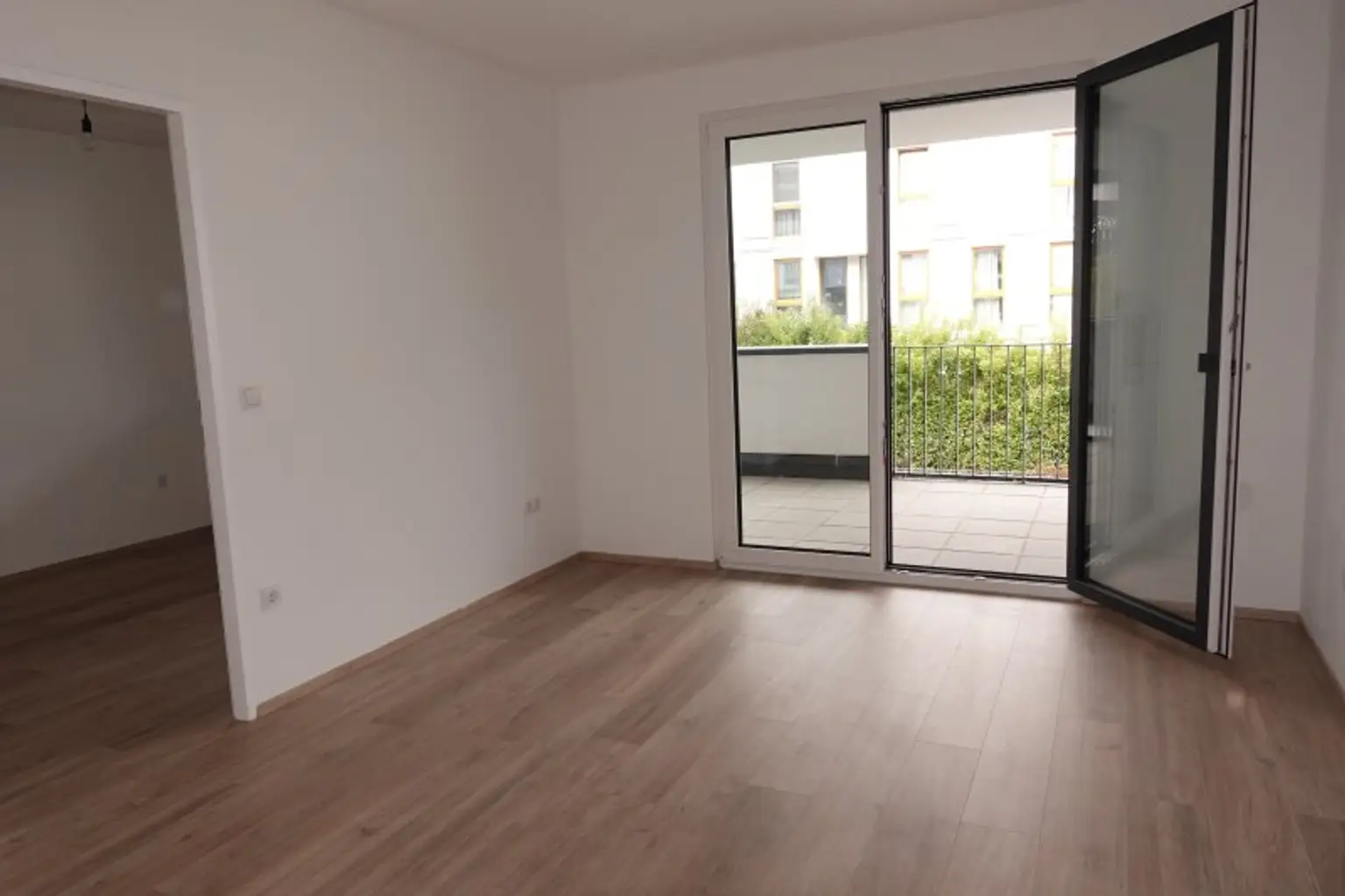 Zweitbezug, HOFSEITIGE BALKON-2 Zimmer-Neubauwohnung