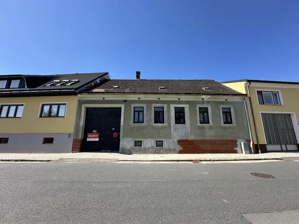 "Einfamilienhaus mit großem Grundstück in Schrattenberg"