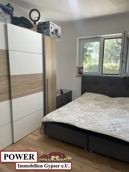 Neuwertiger Bungalow in unschlagbarer Lage, zentral, umgeben von Grünland in Bachnähe!
