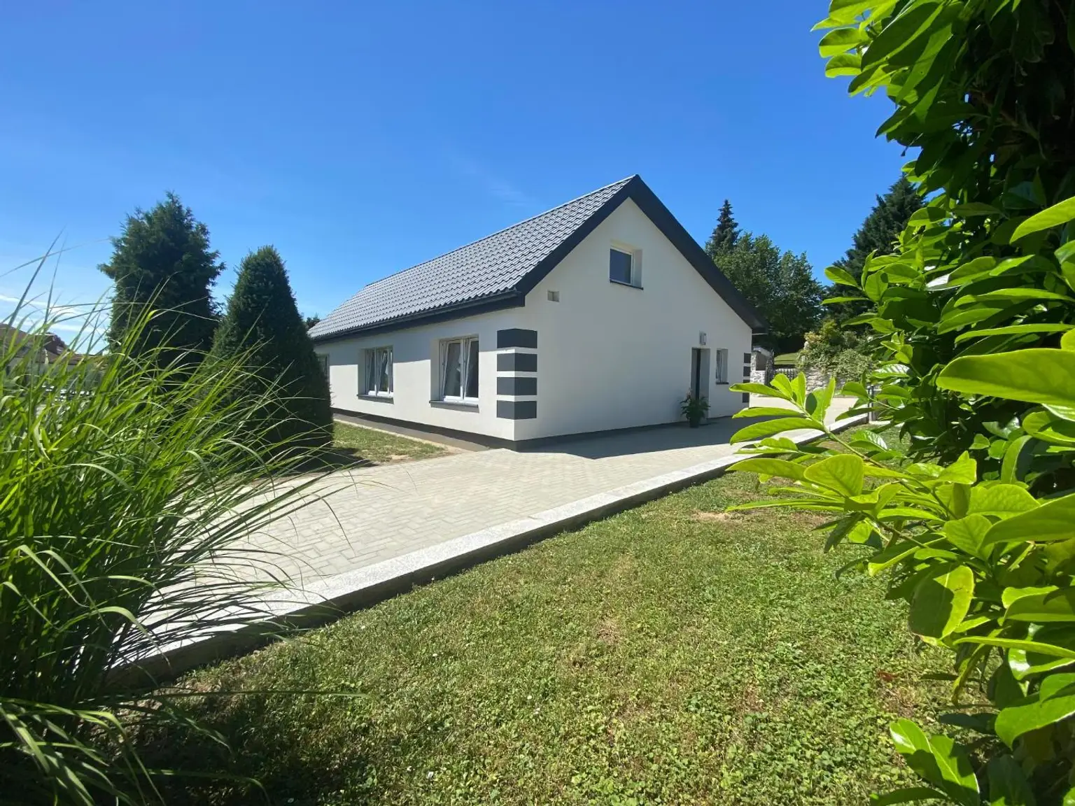 Hübsches Landhaus mit wunderbarem Garten zu vermieten!