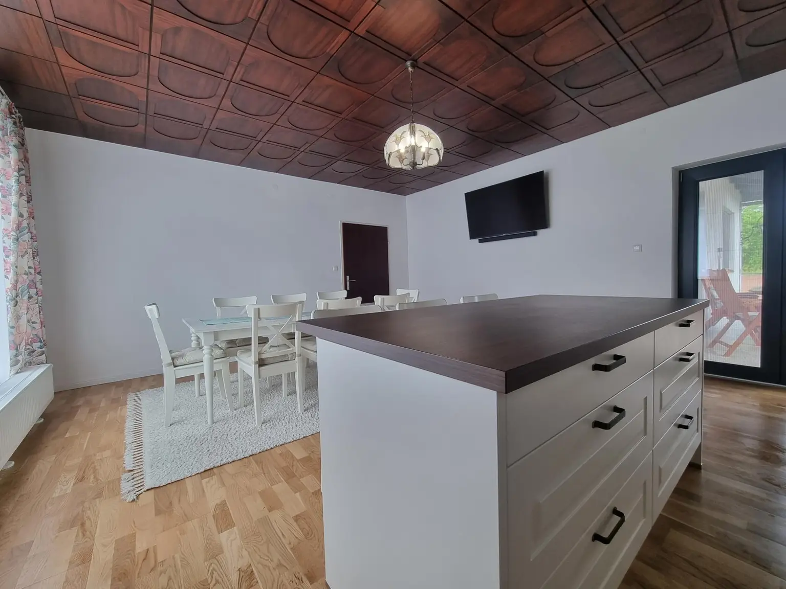 LIEBEVOLLER BUNGALOW MIT GEPFLEGTEM GARTEN IN TRAUMHAFTER RUHELAGE