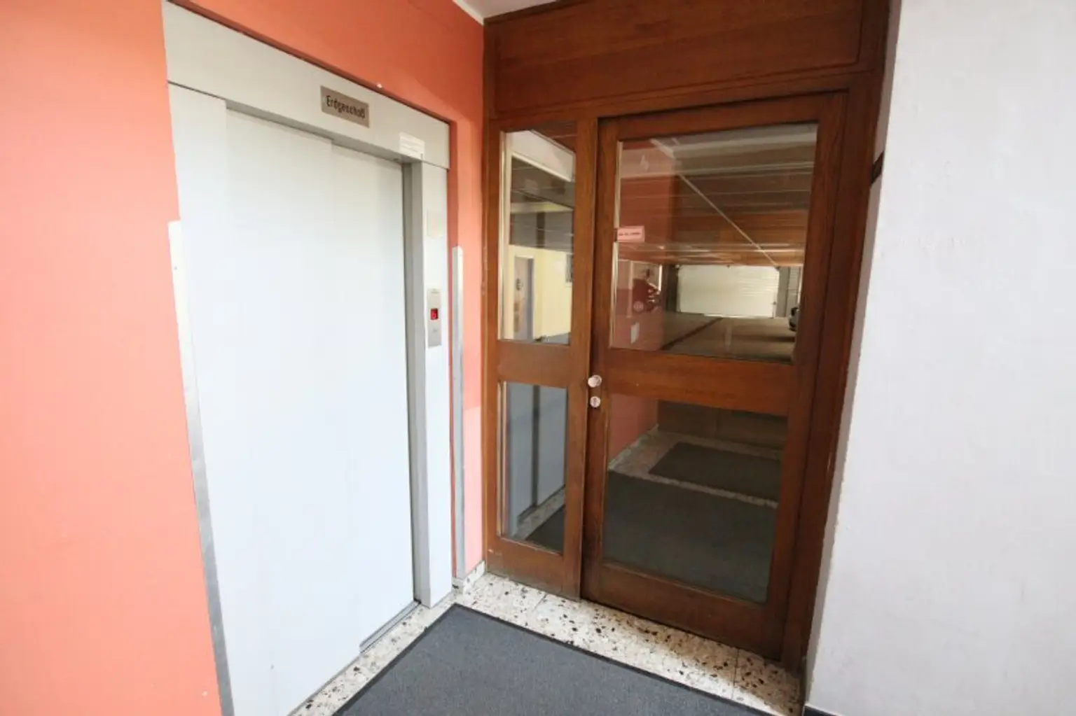 Kernsanierte und schöne 2 Zi Wohnung im 5. und letzten OG mit Garage in Klagenfurt - Karl-Landsteiner-Gasse