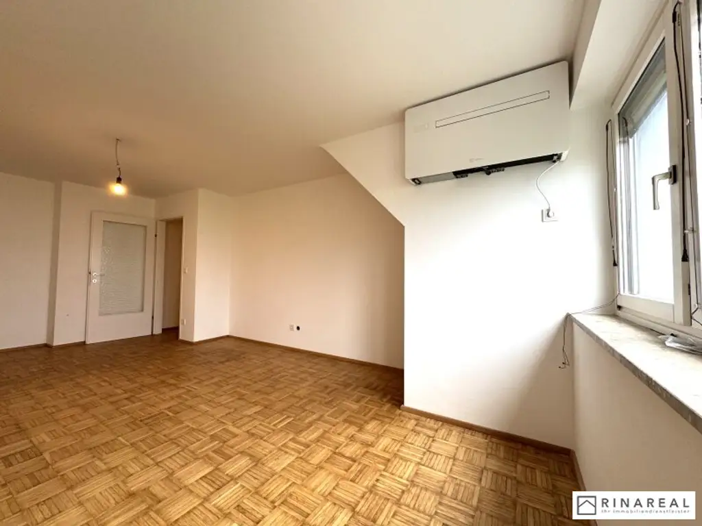 Großzügige und helle 2 Zimmer Wohnung im Dachgeschoss | ca. 63 m² | Klimaanlage | zzgl. PKW-Stellplatz | Friedrich Schiller-Straße