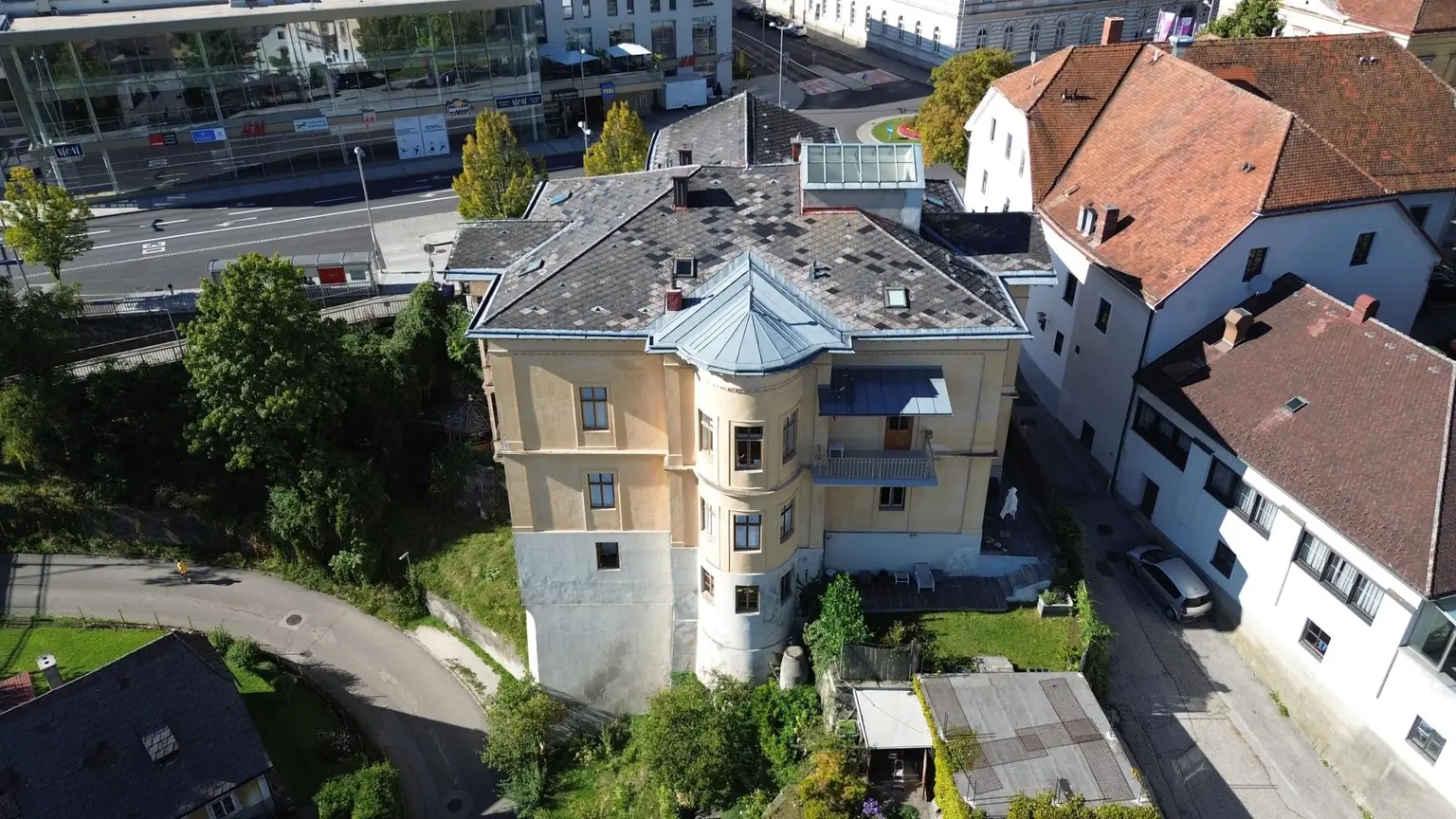 Historische Villa ALMEROTH im Stadtzentrum- Wohnen auf 250 m2 im OG plus 4 Untermieter