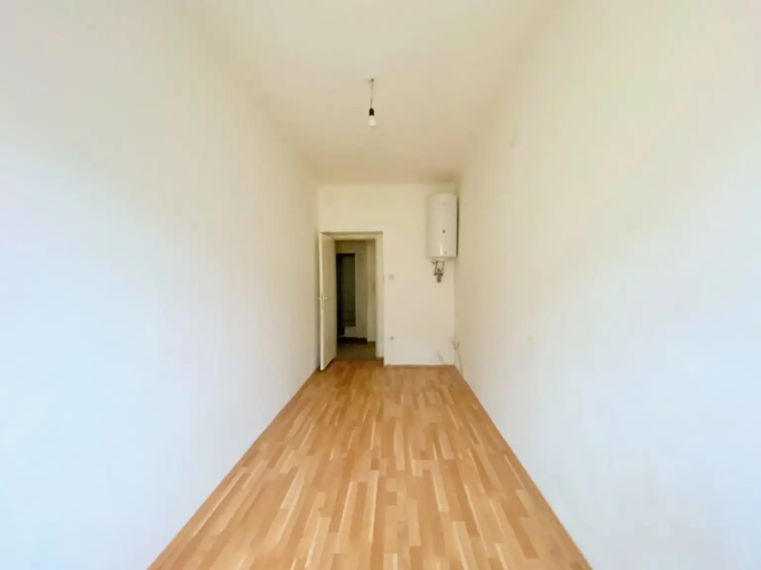 3 Zimmer-Wohnung ZUM SANIEREN, HELL und RUHIG!