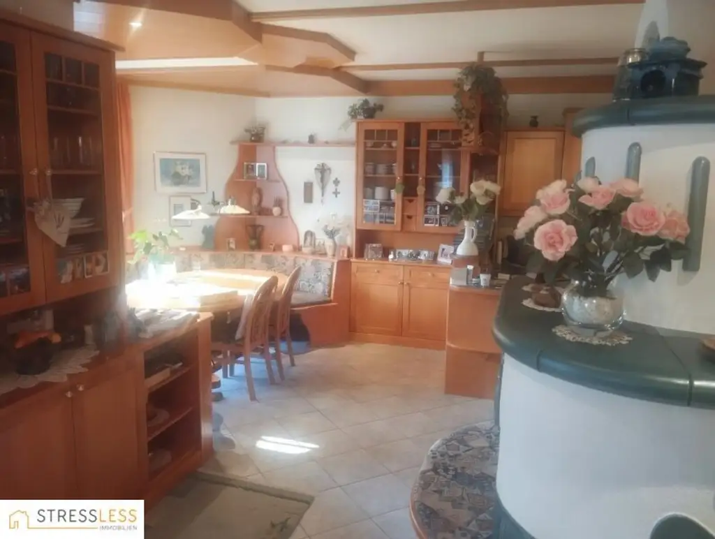 Großzügig geschnittenes Ein- / Zweifamilienhaus nur 3 Minuten vor der Wiener Stadtgrenze!