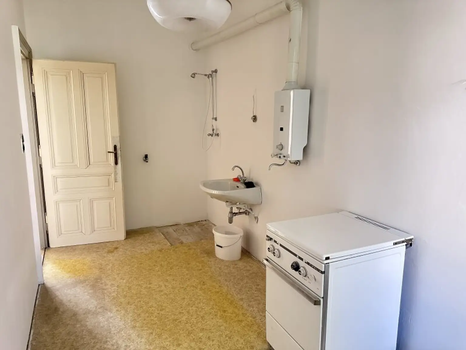 TOLLER ALTBAU - SCHÖNE WOHNUNG IM ALTWIENER STIL - ZUM SANIEREN