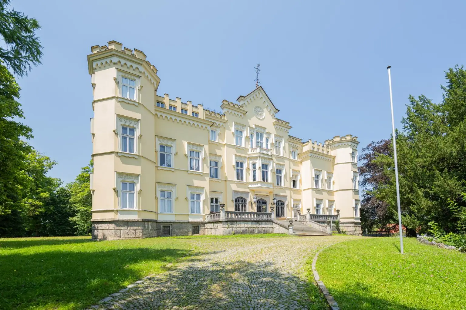 Tradition trifft Moderne – sonniges Apartment mit Küche und Parkplatz im Schloss Voglsang!