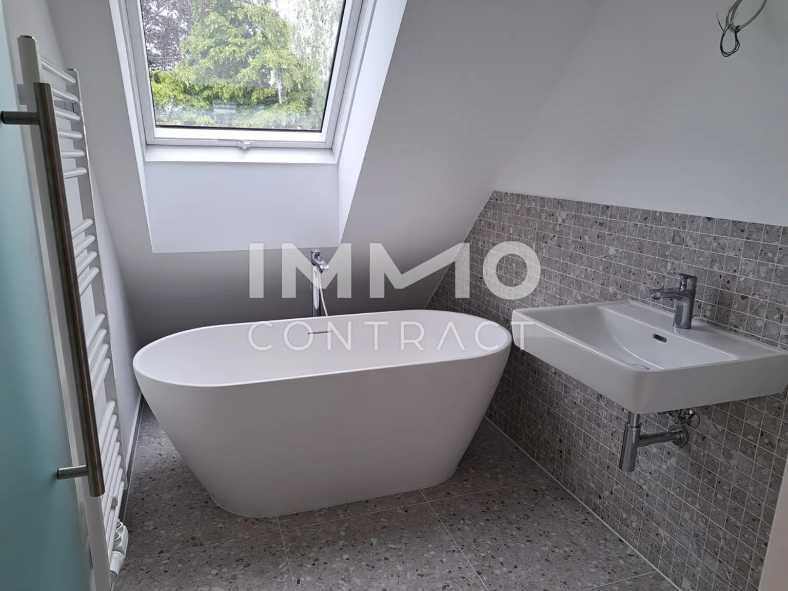 EIN WAHRES FAMILIENPARADIES - 4 ZIMMER MAISONETTE MIT GARTEN und BALKON!