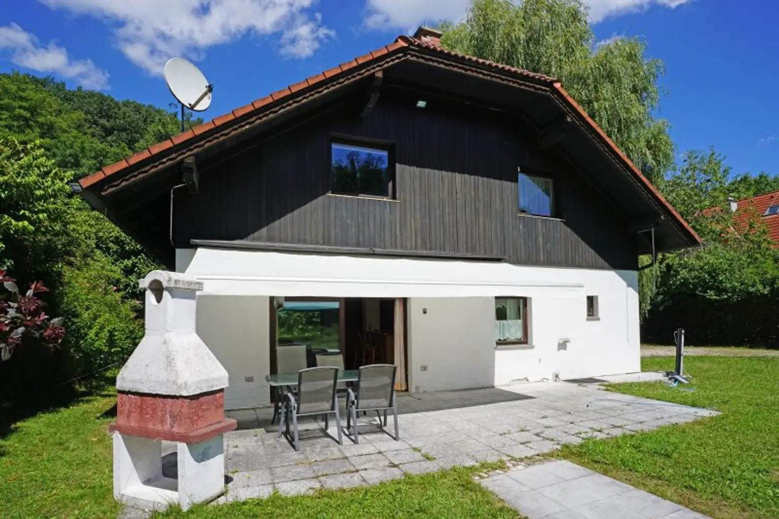 Familienidyll in Grünruhelage am Waldrand mit großem Garten, Schwimmbecken und Sauna