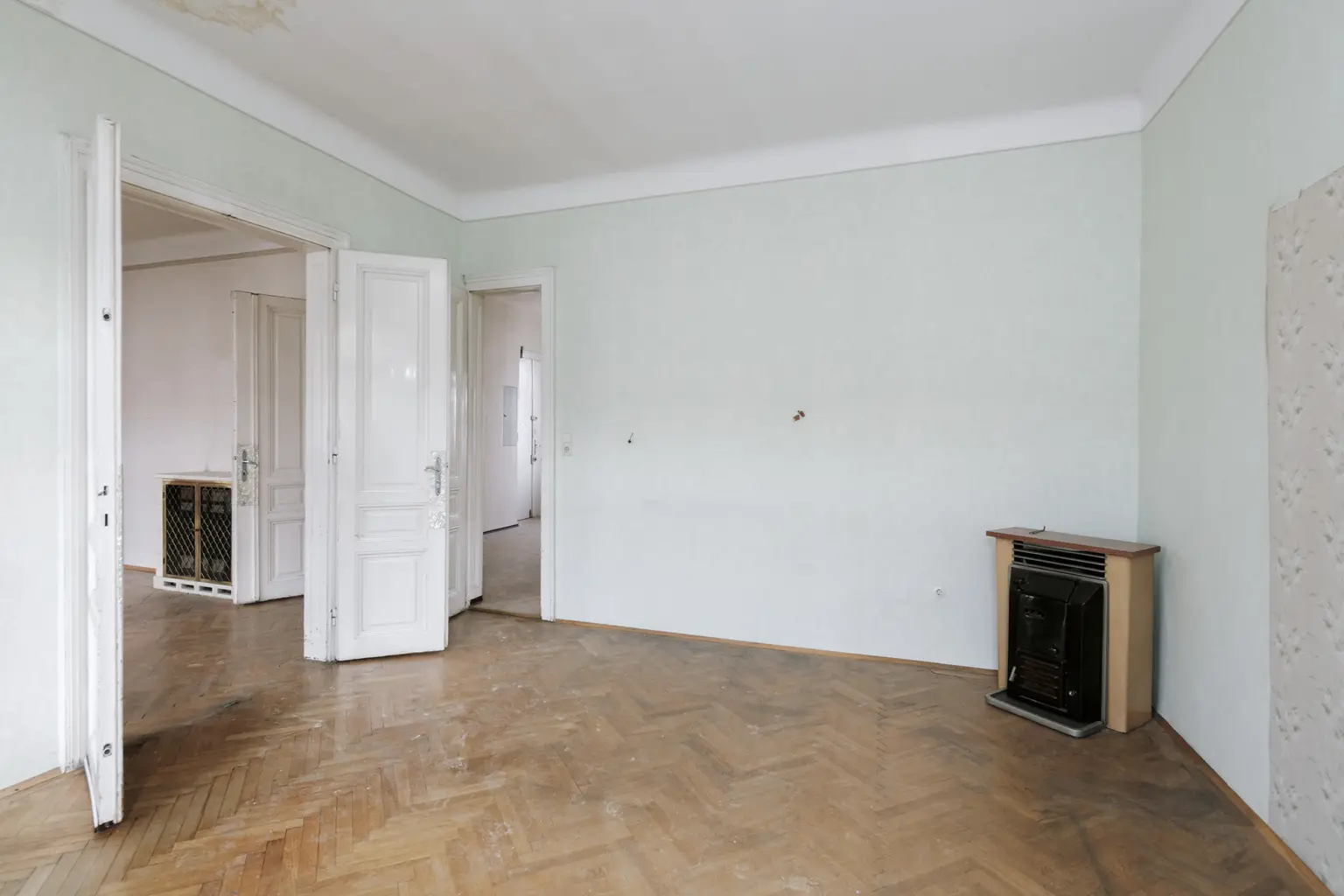 Sanierungsbedürftiges 3 Zimmer Altbau-Juwel mit Balkon in sehr guter zenraler Lage von Döbling!