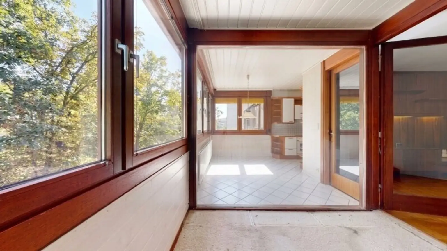 Loggia mit Blick zum Essbereich