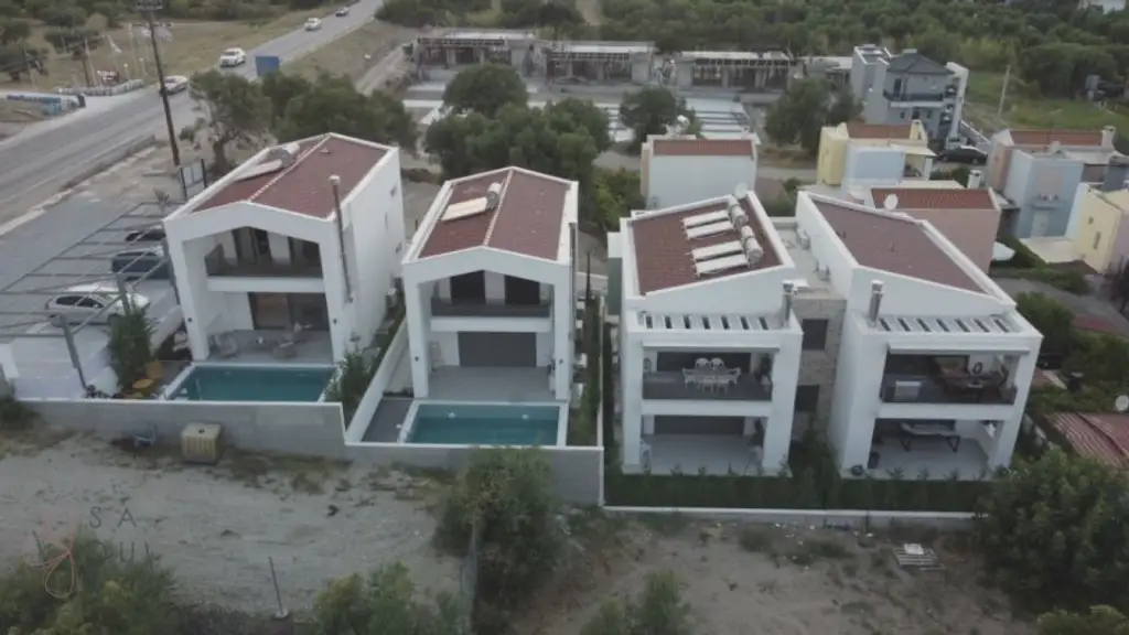Exklusive Neubau-Maisonette in Polihrono – Drei Etagen moderner Luxus am Meer