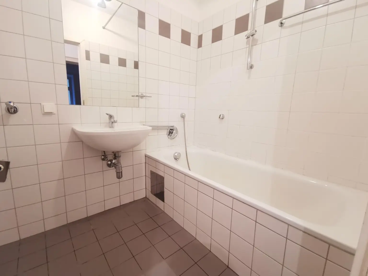 Superschöner Altbau hat Wohnungspaket mit Freiflächen zu vergeben. Anleger & 1 x Eigennutzer.