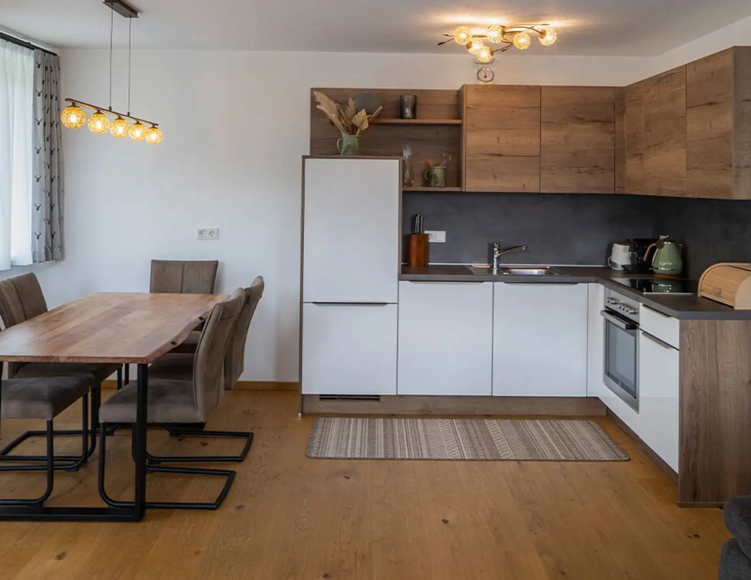 Vollmöbliertes Ferienapartment in Hohentauern! Ideal als Zweitwohnsitz oder Renditeobjekt zur touristischen Vermietung. 75 m² Wohnfläche, Balkon mit Bergblick, moderne Ausstattung - Erholung & Investment in den steirisc…