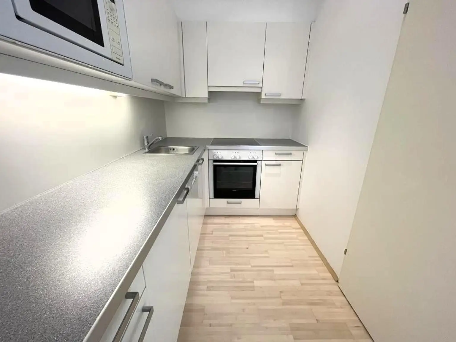 Erdgeschoß, barrierefrei, Innenhof! Ruhige, loft-artige Neubauwohnung mit 2 kl. Terrassen