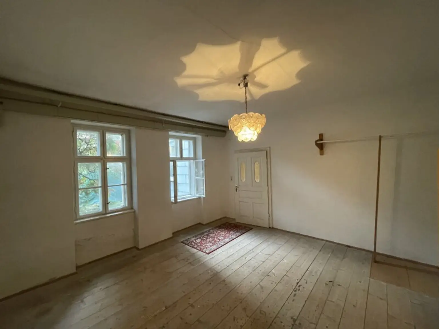 GROSSZÜGIGES ANWESEN MIT WOHNHAUS -- WUNDERSCHÖNER INNENHOF UND GROSSER GARTEN -- 1.315 m²!