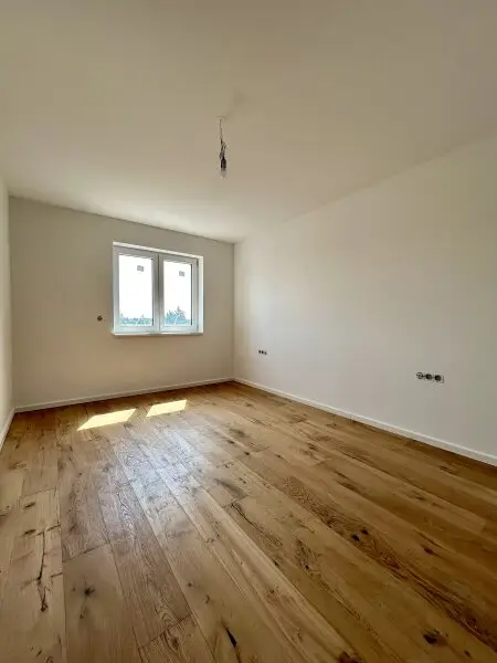 Erstklassige 73.8m² Wohnung mit Balkon in Mannswörth, Perfekt für Erstbezug!