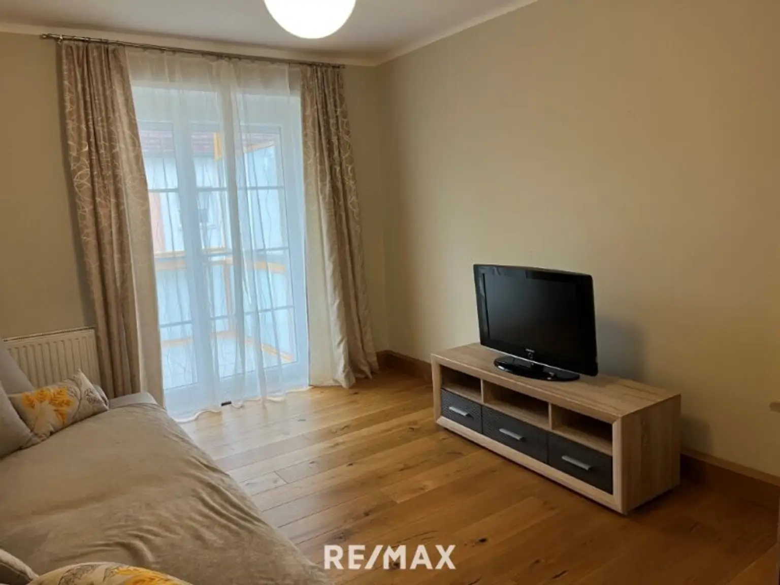 Wohnzimmer mit Zugang auf Balkon