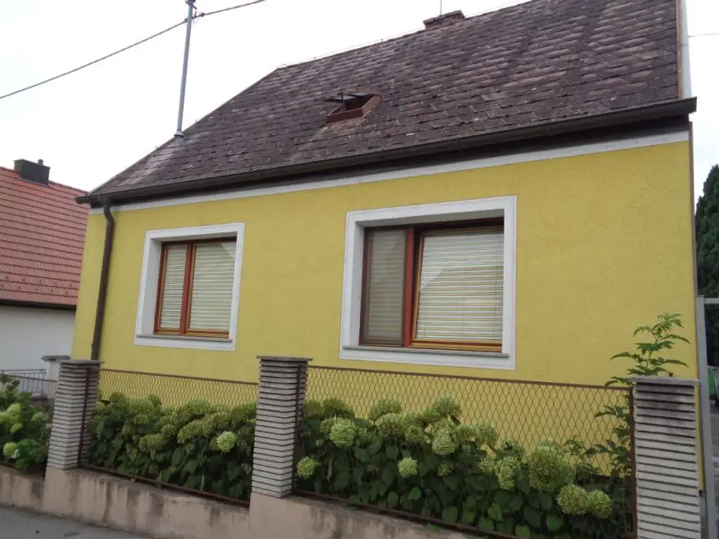 Zistersdorf/ A5 -Nähe: Wohnhaus mit Garten und Garage in absoluter Ruhelage